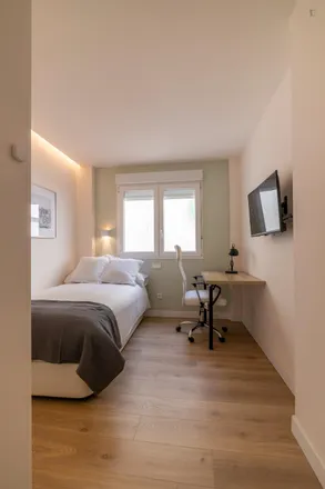 Rent this 5 bed room on Carrer del Doctor Ferrann in 13, 46021 Valencia