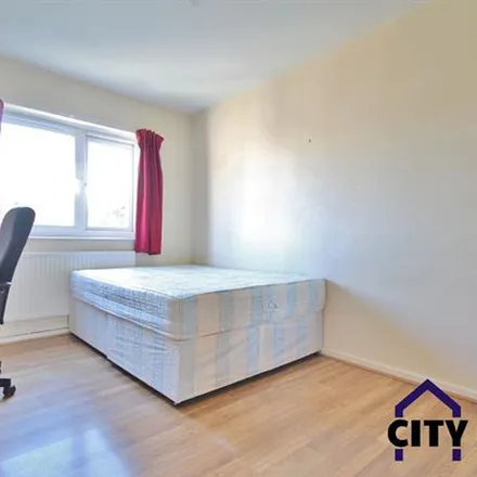 Rent this 3 bed apartment on 42-80 Highbury Quadrant in London, N5 2UA