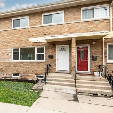 Buy this 3 bed townhouse on 7502 North Ridge Boulevard in Chicago, IL 60626