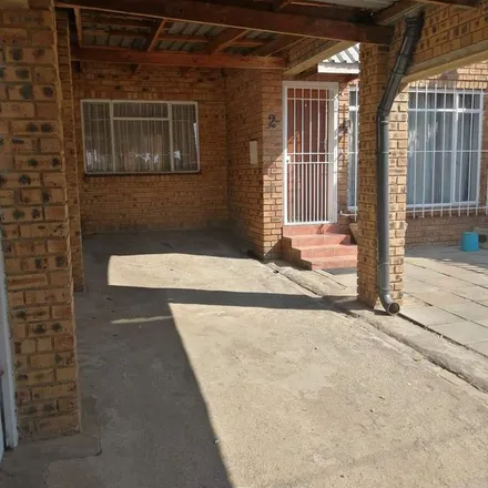 Rent this 3 bed townhouse on unnamed road in Johannesburg Ward 70, Roodepoort
