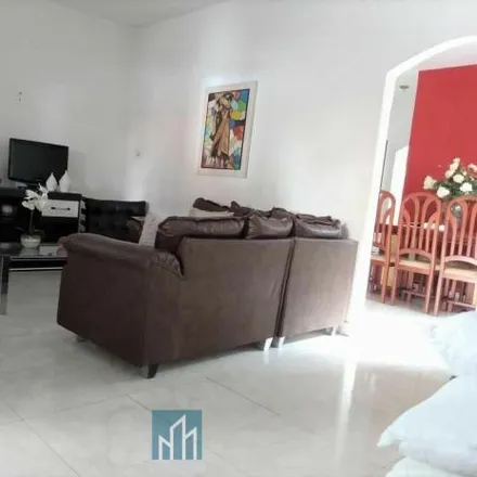 Buy this 4 bed house on Rua 12 de Dezembro in Centro, Divinópolis - MG