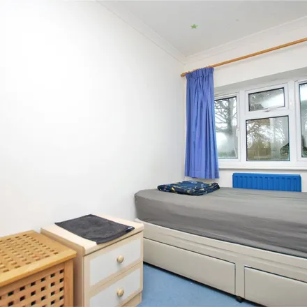Image 6 - Raymond Crescent, Guildford, GU2 7SX, United Kingdom - Apartment for rent
