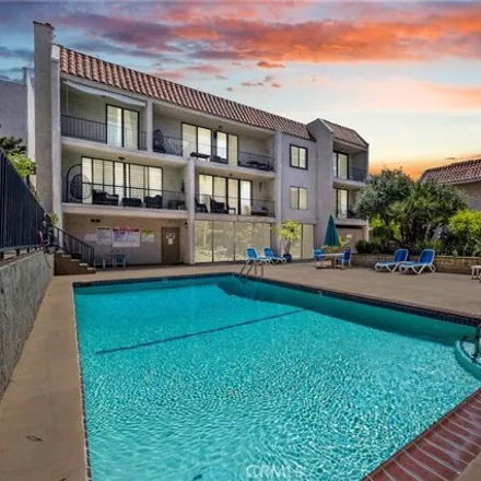 Buy this 1 bed condo on 300 Spencer Street in Glendale, CA 91202