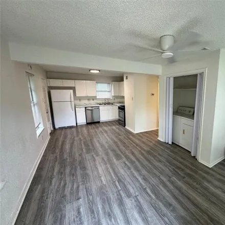Image 2 - 1135 Lott Avenue, Austin, TX 78721, USA - Apartment for rent