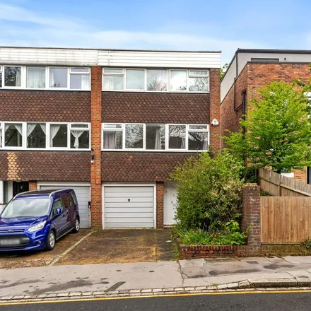 Rent this 3 bed townhouse on Langton Way in London, CR0 5BQ