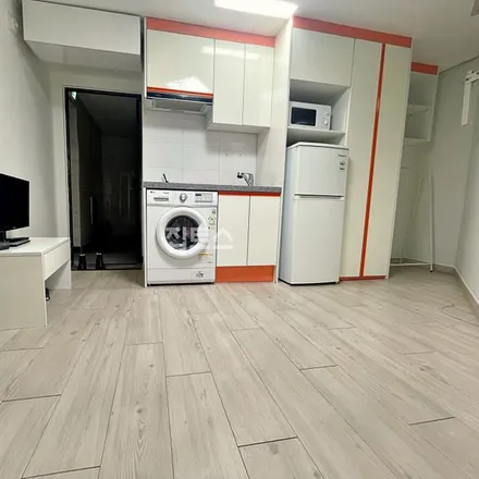 Rent this studio apartment on 서울특별시 관악구 봉천동 1667-12