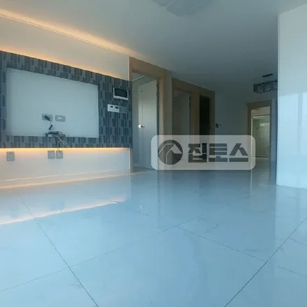 Rent this 3 bed apartment on 서울특별시 관악구 봉천동 1529-35