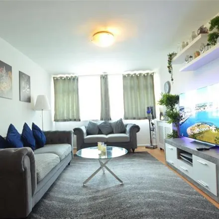 Image 2 - 19 Grove Hill, London, E18 2JB, United Kingdom - Apartment for rent