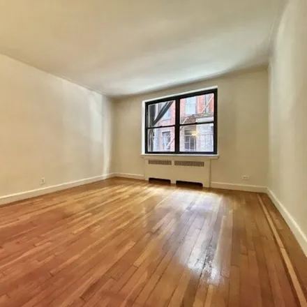 Image 2 - 8 East 48th Street, New York, NY 10017, USA - Condo for rent