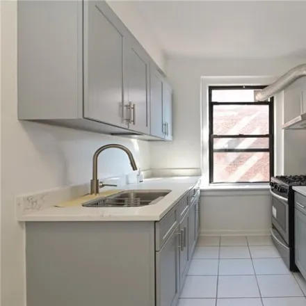 Image 3 - 62-64 Saunders Street, New York, NY 11374, USA - Apartment for sale