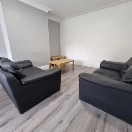 Rent this 3 bed apartment on Hessle Road in Leeds, LS6 1EH