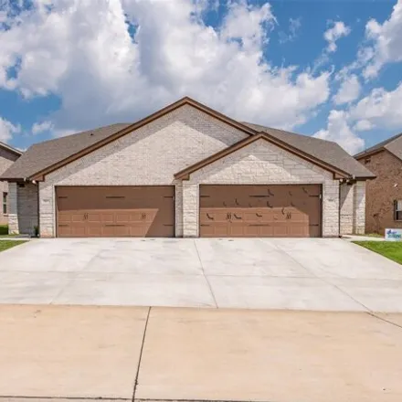 Rent this 3 bed townhouse on Rolling Terrace Circle in Granbury, TX 76049