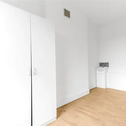 Rent this 3 bed apartment on Bikehangar 2059 in College Place, London