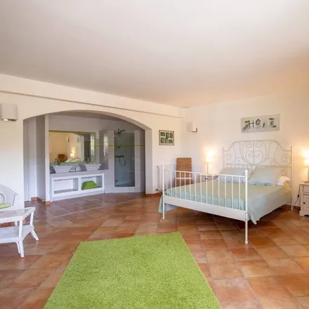 Rent this 4 bed house on 84110 Roaix