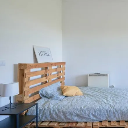 Rent this 5 bed room on Avenida Bento Gonçalves in 2810-247 Almada, Portugal