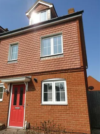Rent this 3 bed townhouse on Violet Way in Kingsnorth, United Kingdom