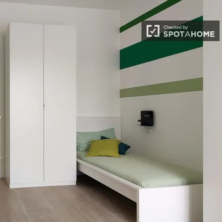 Rent this 3 bed room on Ghenza in Via Pietro Pomponazzi, 20136 Milan MI