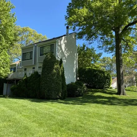 Rent this 3 bed townhouse on 14 Currier Ct Unit 14 in Cheshire, Connecticut