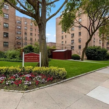 Image 2 - 29-49 137th Street, New York, NY 11354, USA - Apartment for sale