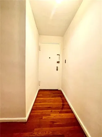 Image 8 - 2680 East 19th Street, New York, NY 11235, USA - Condo for sale