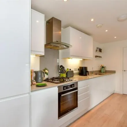 Image 7 - Neave Crescent, Faringdon Avenue, London, RM3 8SG, United Kingdom - Apartment for sale