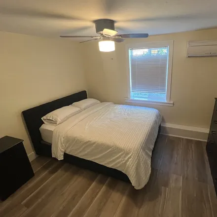 Rent this 3 bed apartment on Sacramento