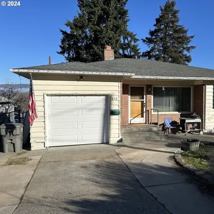 Buy this 4 bed house on 859 East 16th Street in The Dalles, OR 97058