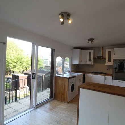 Image 2 - Chigwell Road, London, IG8 8PD, United Kingdom - Apartment for rent