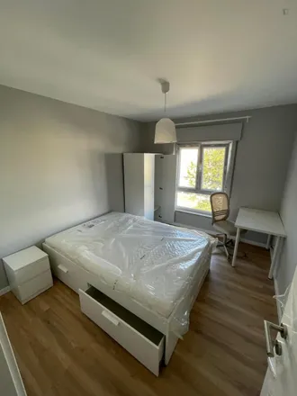 Rent this 5 bed room on Rua dos Três Vales - Bairro Fundo do Fomento Sul in Rua dos Três Vales, 2825-009 Almada