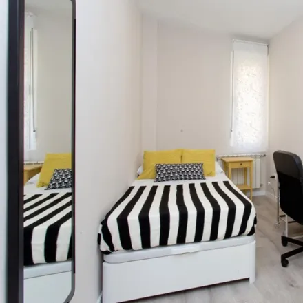 Rent this 7 bed room on Alevosía in Calle de Andrés Borrego, 8
