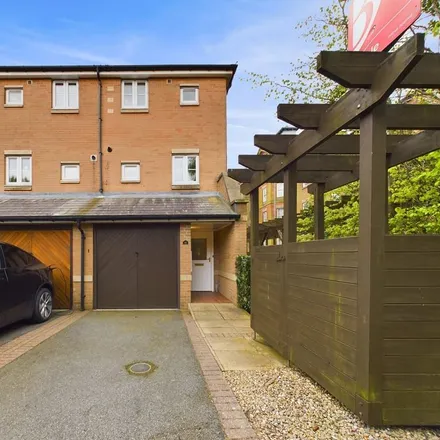 Rent this 3 bed townhouse on Portland Close in Tapton, S41 7NX