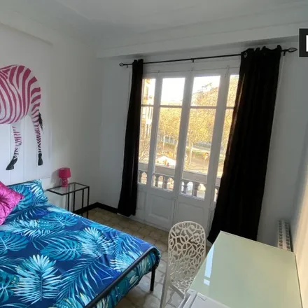 Rent this 5 bed room on Carrer de Nàpols in 137, 08013 Barcelona
