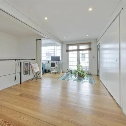 Image 3 - Ivory Place, 20a Treadgold Street, London, W11 4BP, United Kingdom - Room for rent