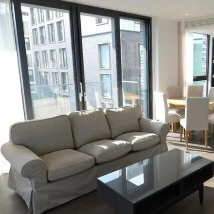 Rent this 2 bed room on Neroli House in Piazza Walk, London