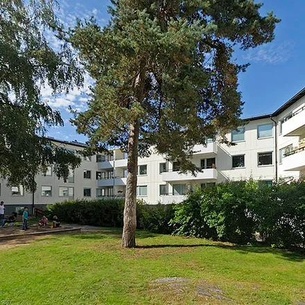 Rent this 5 bed apartment on Hjortmossegatan 108 in 461 51 Trollhättan, Sweden