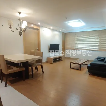 Rent this 2 bed apartment on 서울특별시 강남구 역삼동 725-71