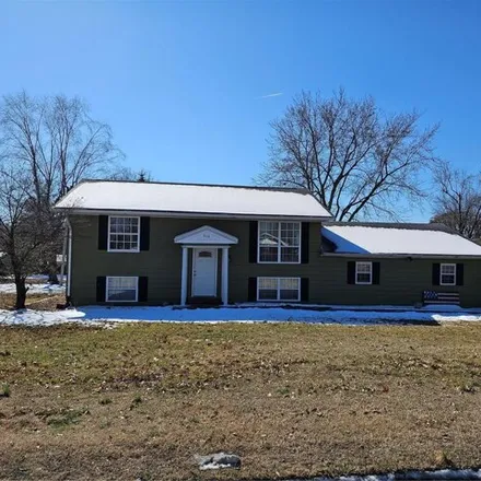 Buy this 6 bed house on 600 Campbell Drive in Sparta, IL 62286