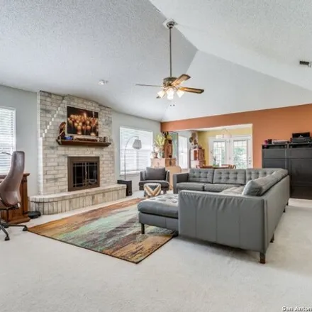Image 4 - 756 Woodcrest Circle, Rivercrest Heights, New Braunfels, TX 78130, USA - House for sale