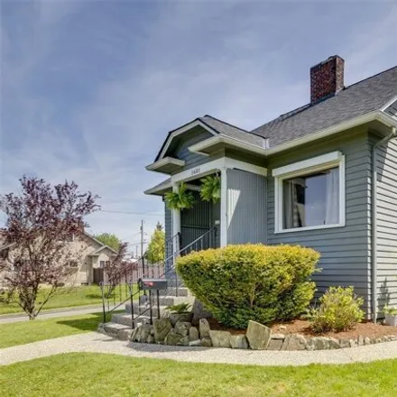 Buy this 4 bed house on 2420 16th Street in Everett, WA 98201