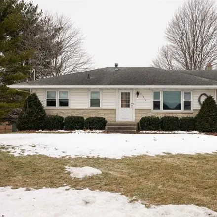 Buy this 3 bed house on 31946 Olde Castle Road in Dyersville, IA 52040