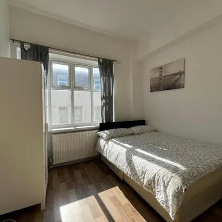 Image 6 - Greggs, 243 Whitechapel Road, London, E1 1DB, United Kingdom - Apartment for rent