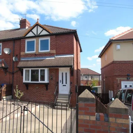 Rent this 3 bed townhouse on Tuxford Crescent in Ardsley, S71 5QS