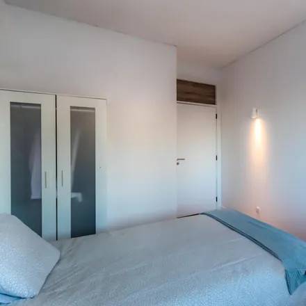 Rent this 7 bed room on Moreira de Sá in Rua de Cinco de Outubro, 4100-173 Porto