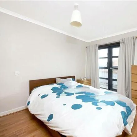 Rent this 2 bed apartment on Back Church Lane in Londres, London