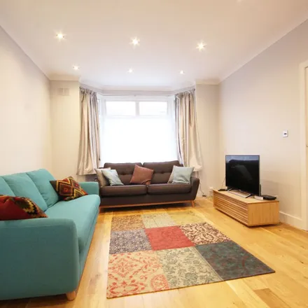 Image 5 - Southbourne Avenue, London, NW9 5BX, United Kingdom - Apartment for rent