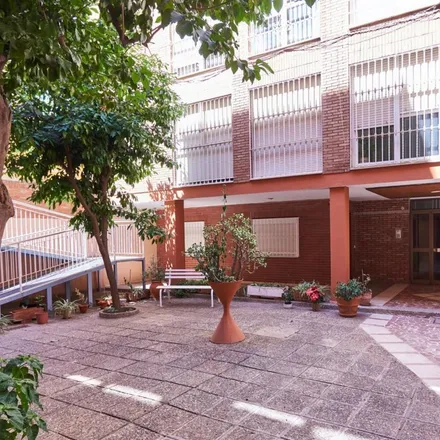 Image 3 - C.D.P. Sagrada Familia de Urgel, Calle Marqués de Nervion, 13, 41005 Seville, Spain - Apartment for rent