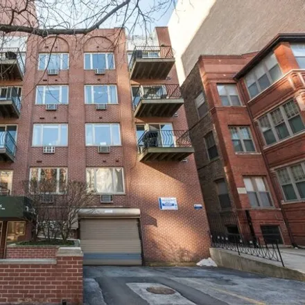 Buy this 1 bed condo on 435 West Oakdale Avenue in Chicago, IL 60657