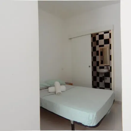 Rent this 1 bed apartment on Madrid in Centro Europeo de Estudios Profesionales, Paseo de Extremadura