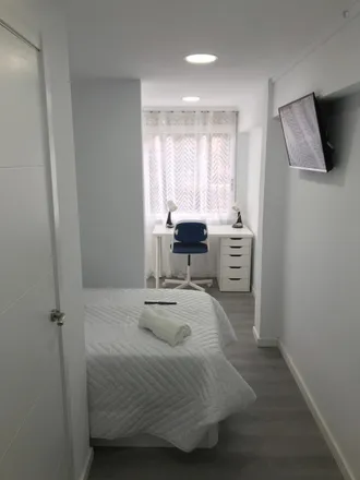 Rent this 4 bed room on Carrer de Lucio del Valle in 16, 46022 Valencia
