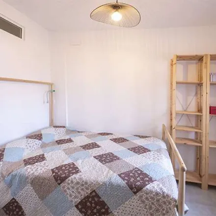 Rent this 3 bed apartment on Hospital Malva-rosa in Carrer d'Isabel de Villena, 2